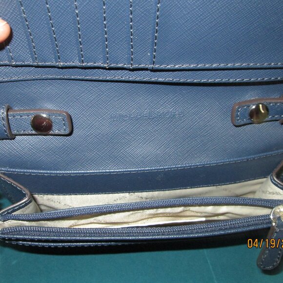 Michael Kors crossbody wallet/ cell phone - Picture 5 of 14